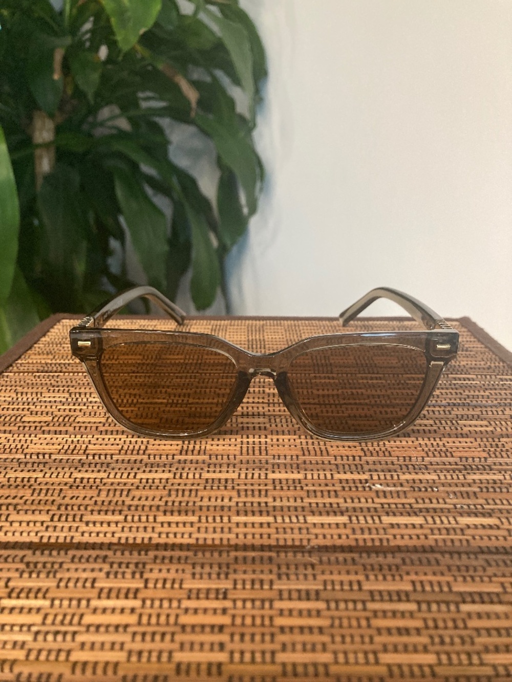 Gold Accent Bold Square Frame Sunglasses (Clear Grey )81048